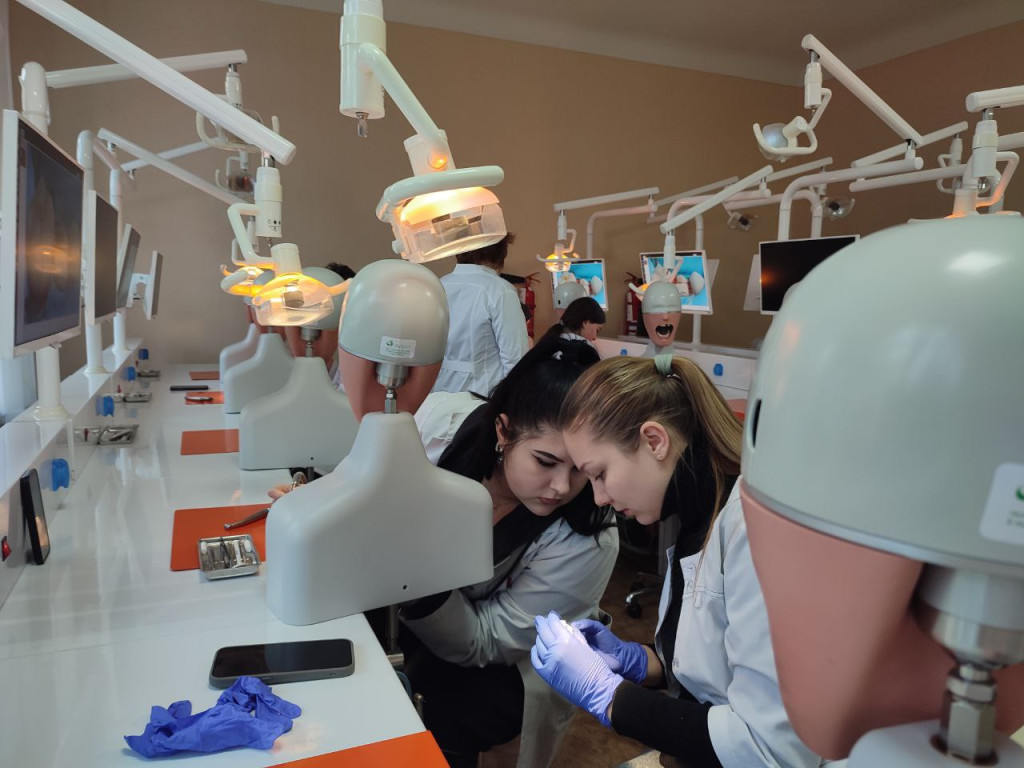 Засідання СНГ від 19.02.2025 року, що було присвячене темі "Стандартні металеві коронки в дитячій стоматології"