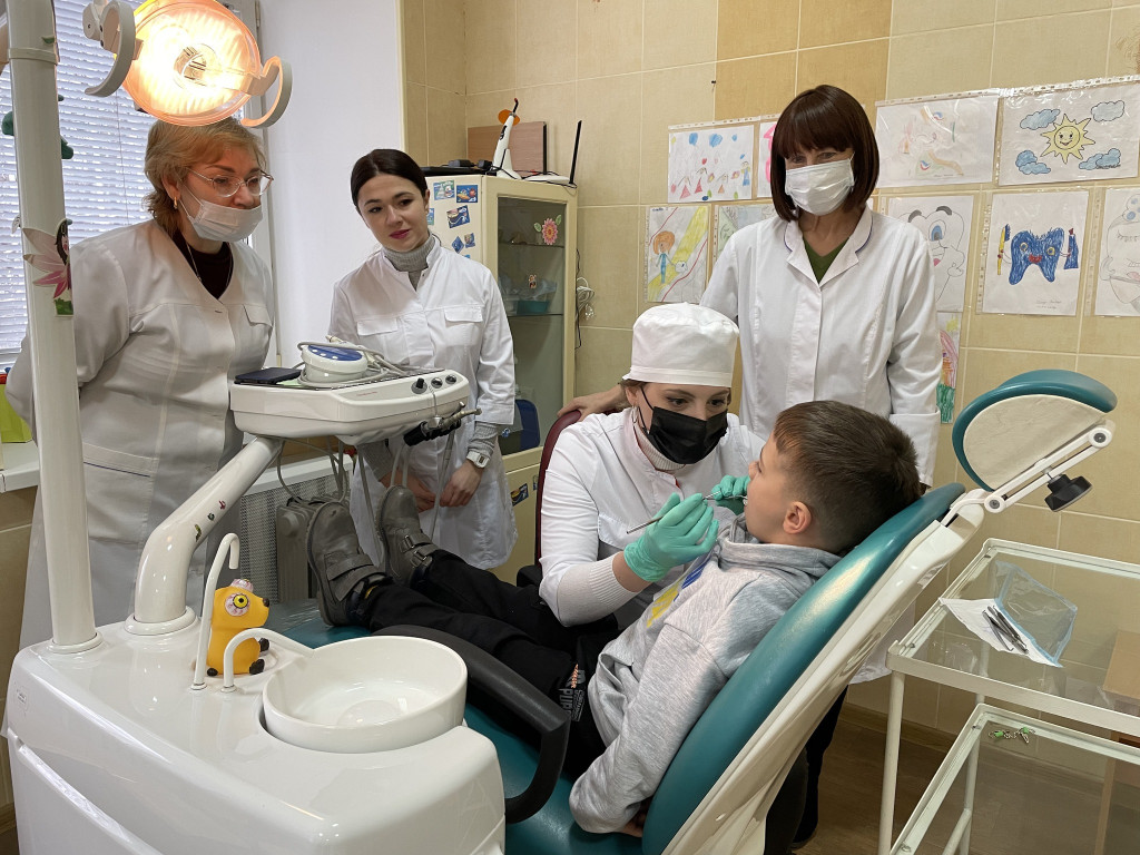 Члени студентської наукової групи проводять огляд пацієнта та розбір клінічної ситуації.